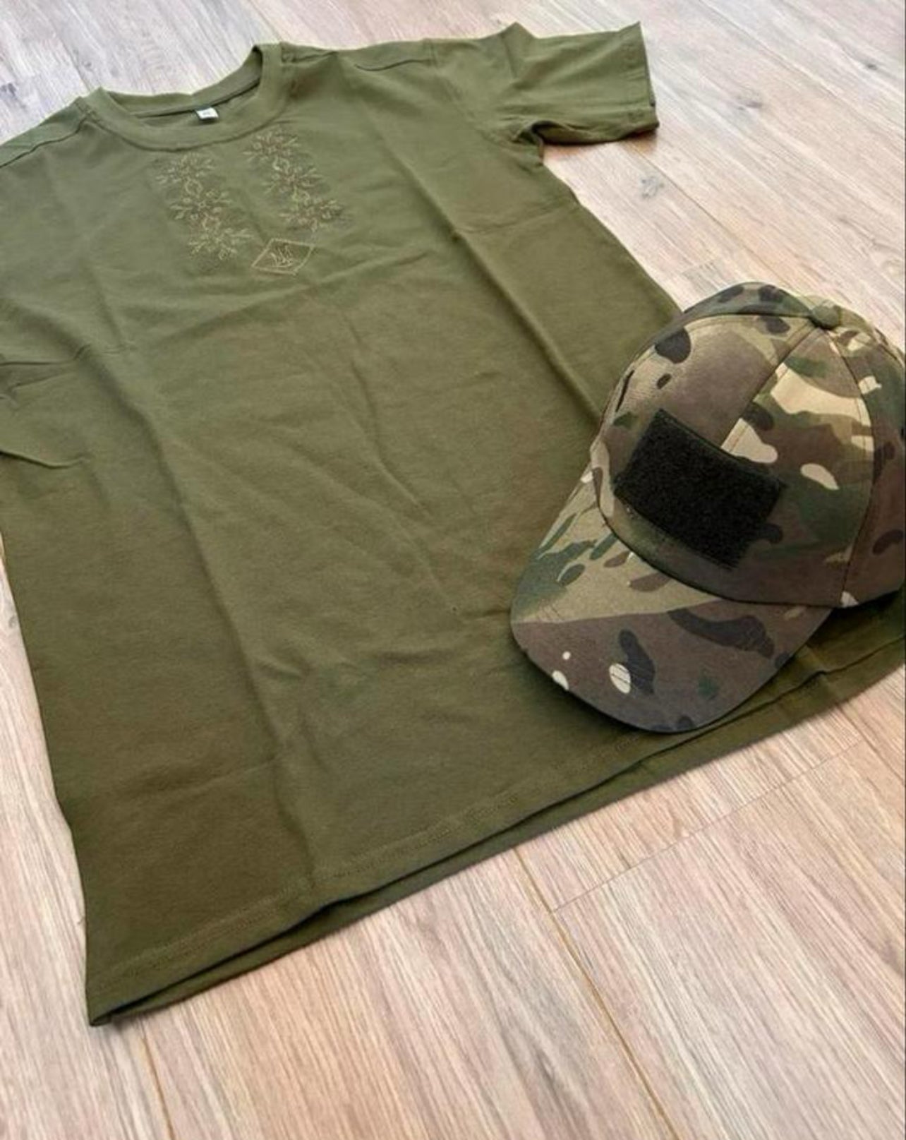 Militairgroen T-shirt met Oekraïens borduursel & Tryzub