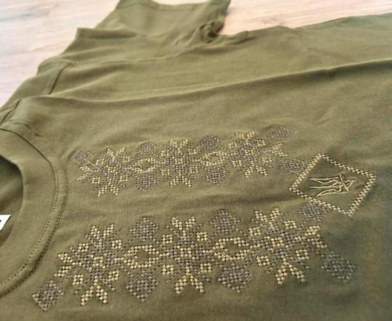 Militairgroen T-shirt met Oekraïens borduursel & Tryzub
