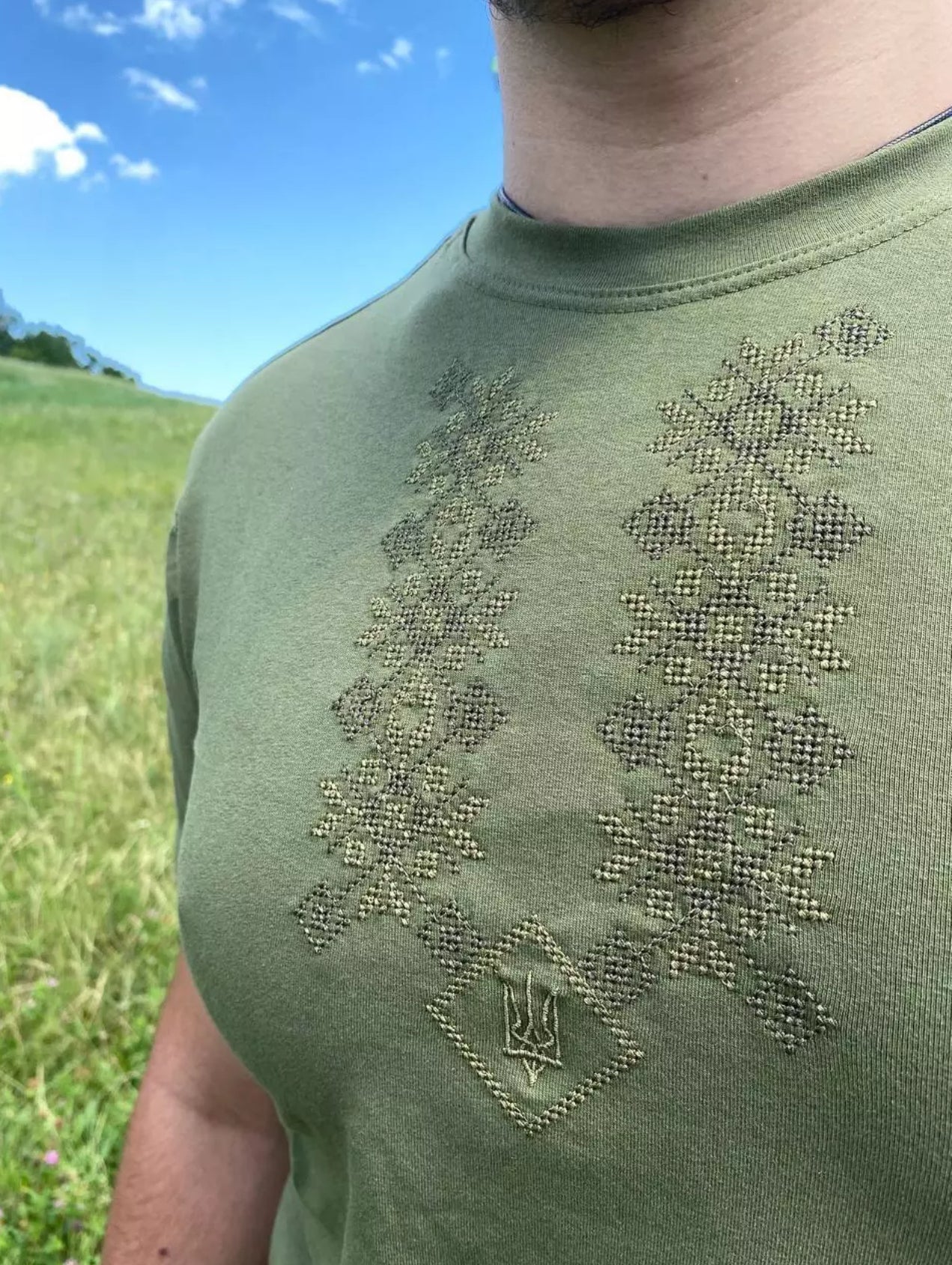 Militairgroen T-shirt met Oekraïens borduursel & Tryzub