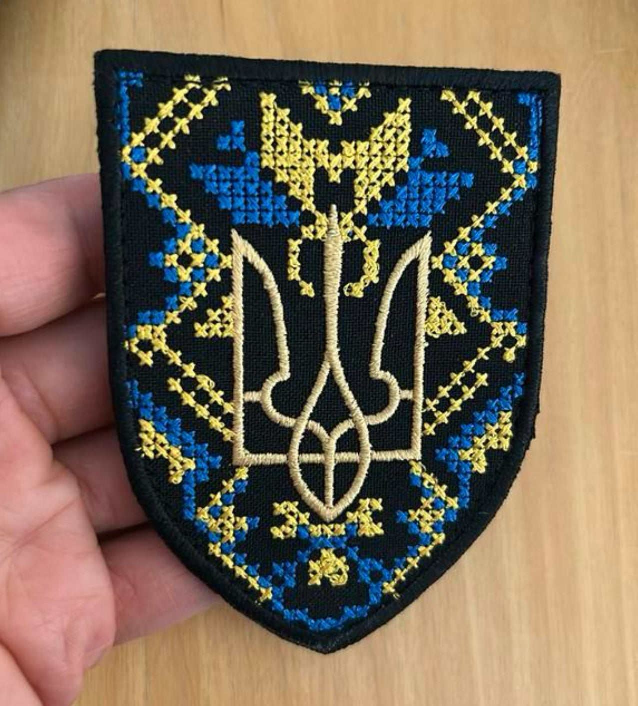 Oekraïense morele patch, drietand en borduurwerk