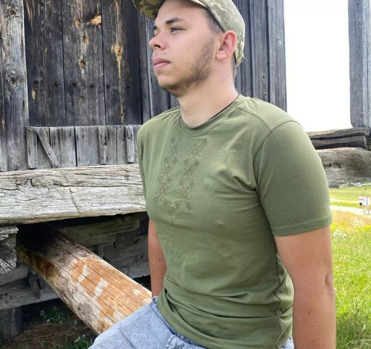 Militairgroen T-shirt met Oekraïens borduursel & Tryzub