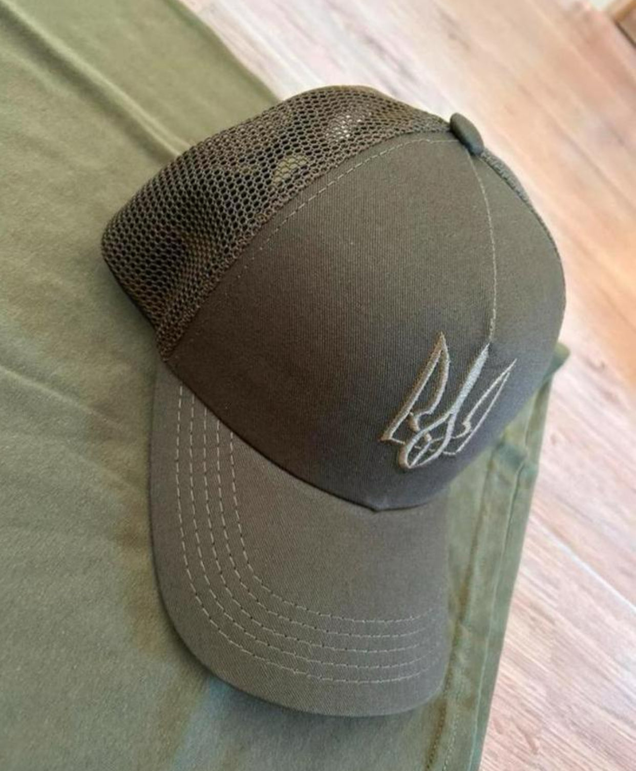 Militairgroene pet met Tryzub borduursel