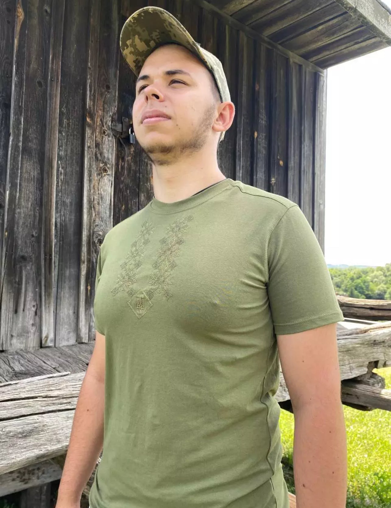 Militairgroen T-shirt met Oekraïens borduursel & Tryzub
